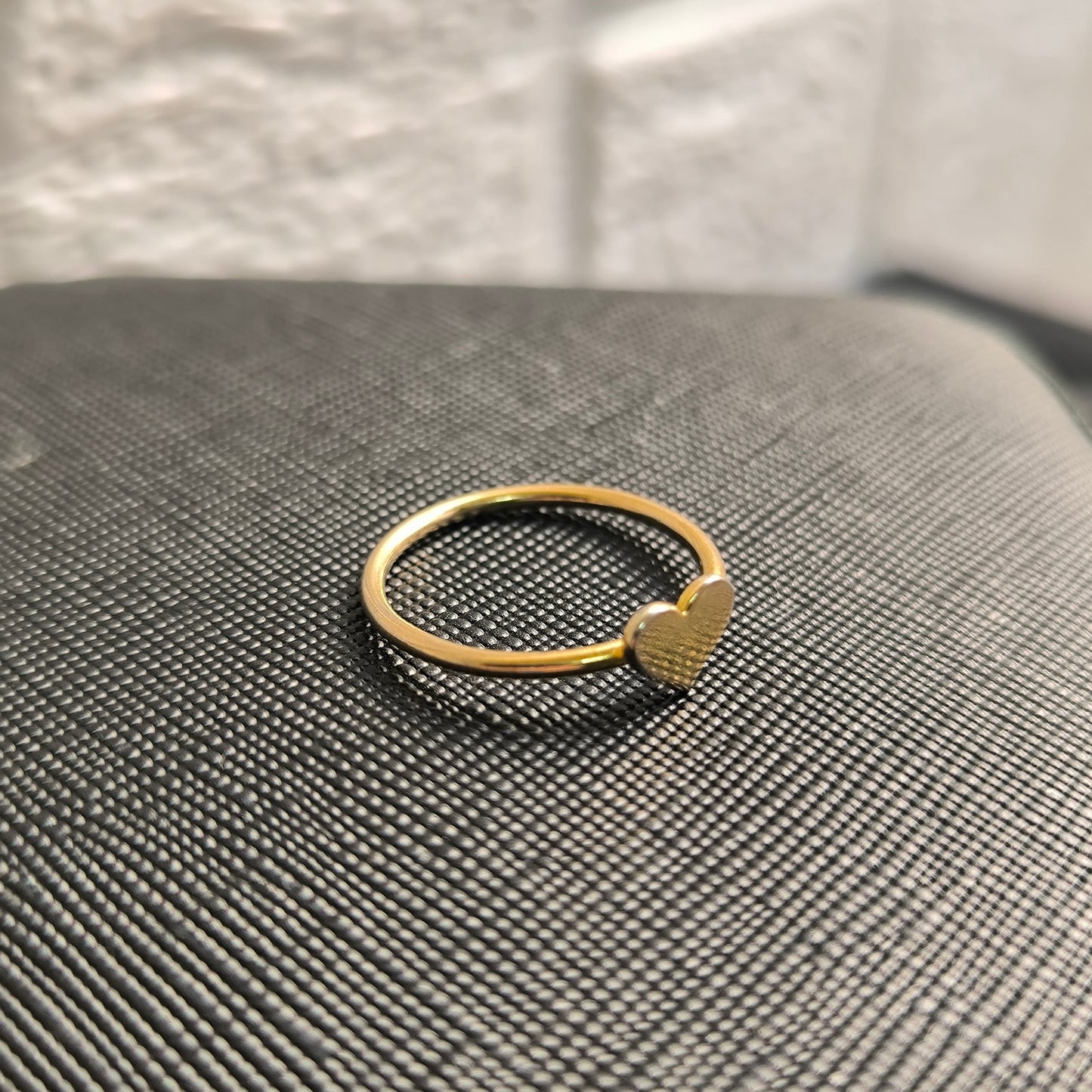 Anillo de corazón plano en oro de 18k
