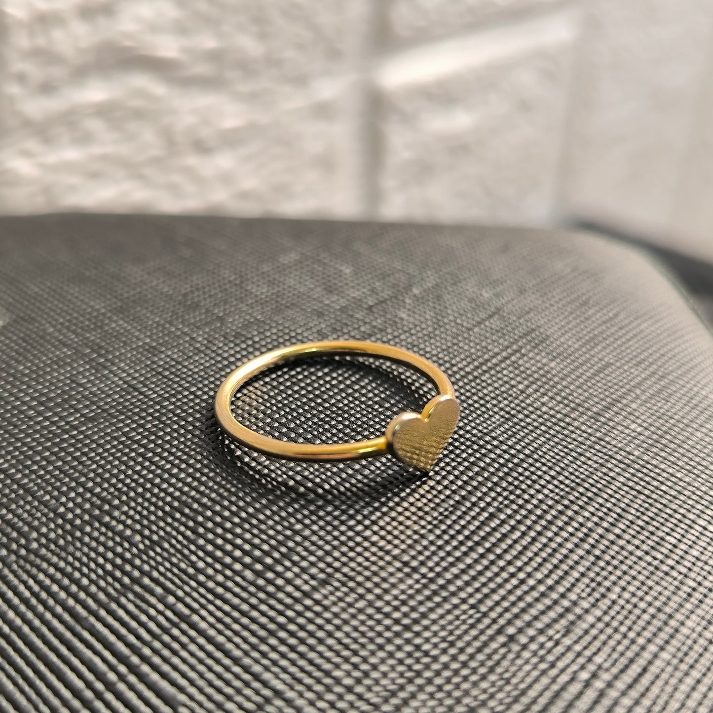 Anillo de corazón plano en oro de 18k