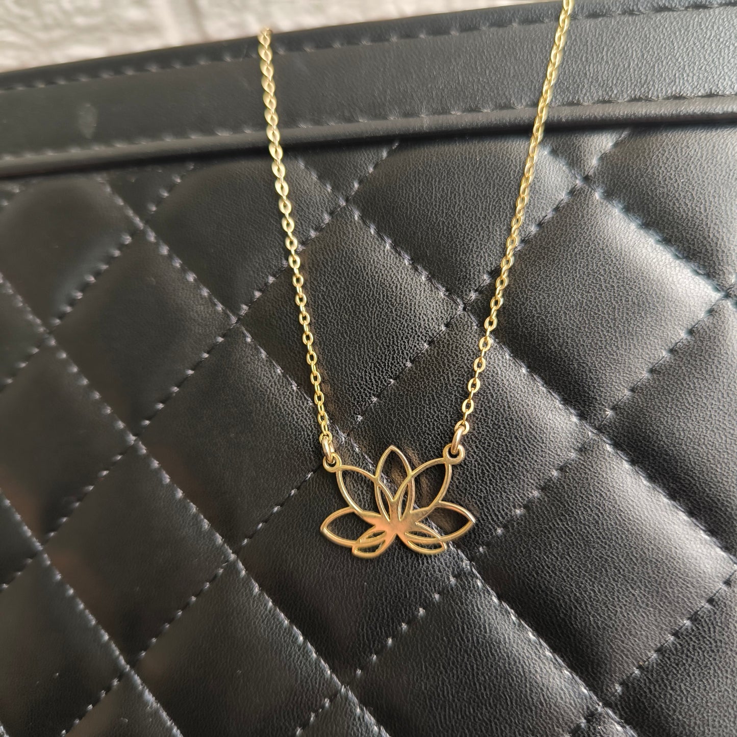Collar flor de loto en oro de 18k