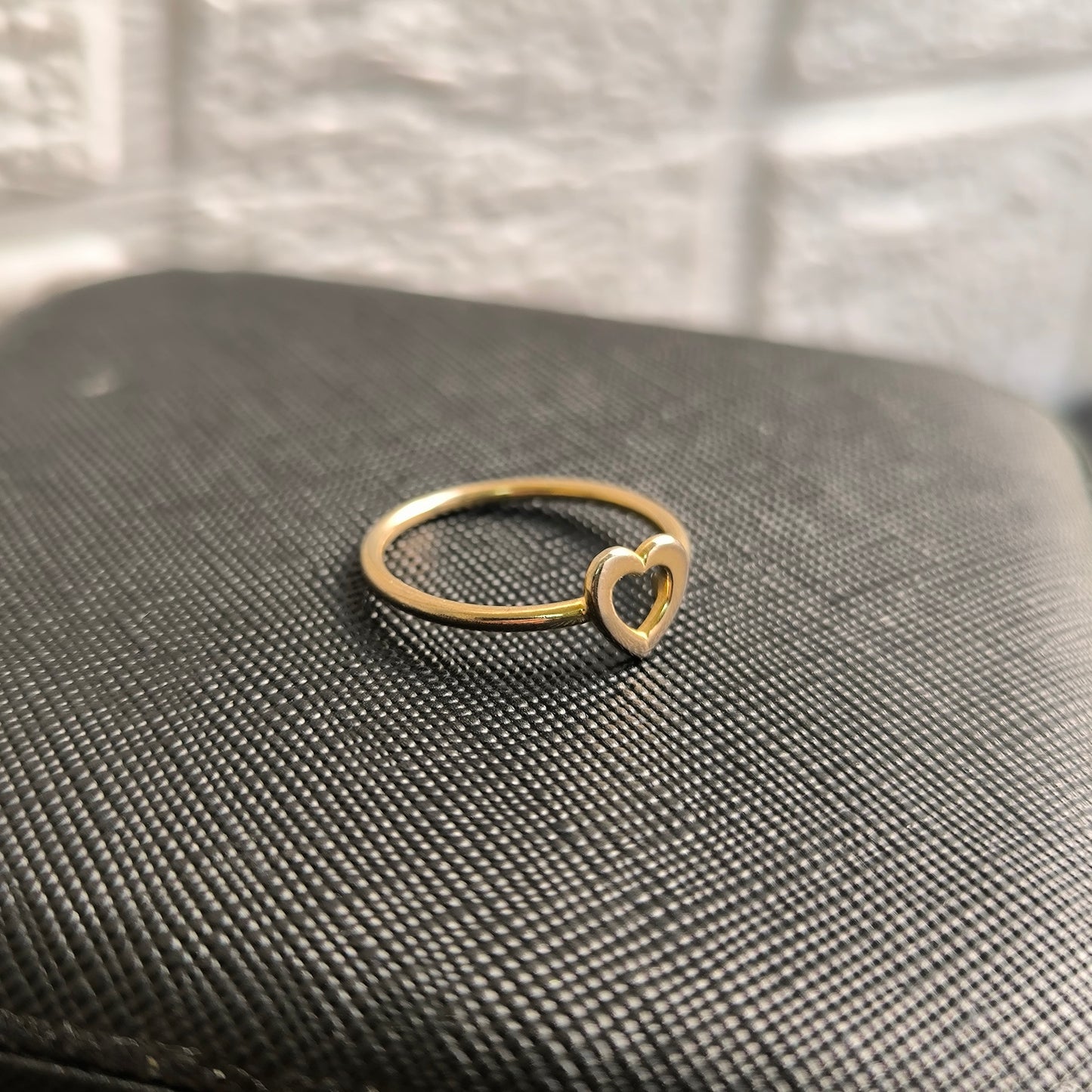 Anillo corazón delineado en oro de 18k