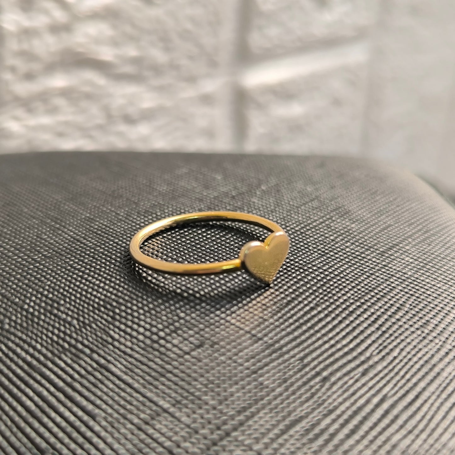 Anillo de corazón plano en oro de 18k