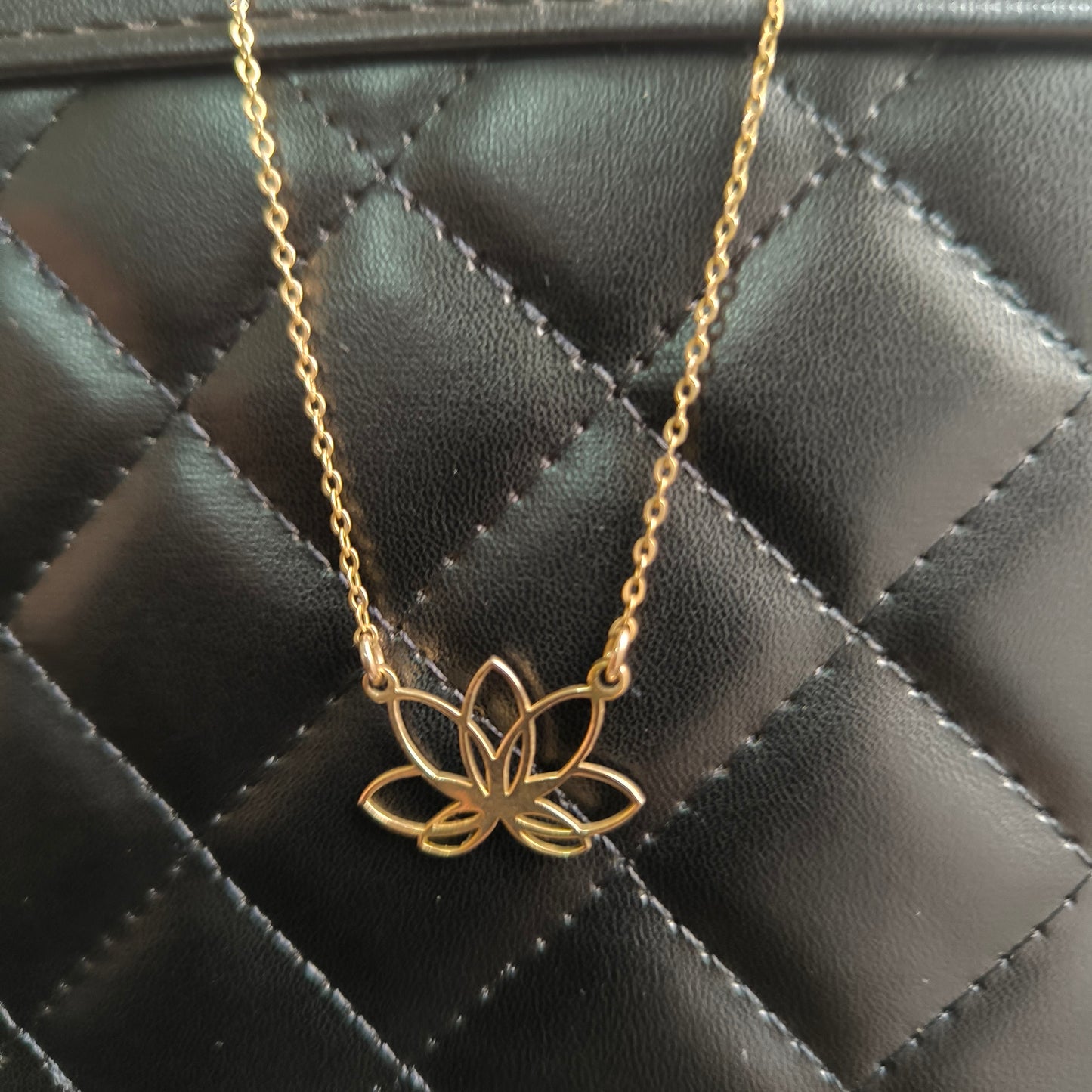 Collar flor de loto en oro de 18k
