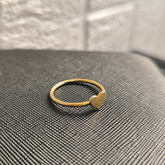 Anillo de corazón plano en oro de 18k