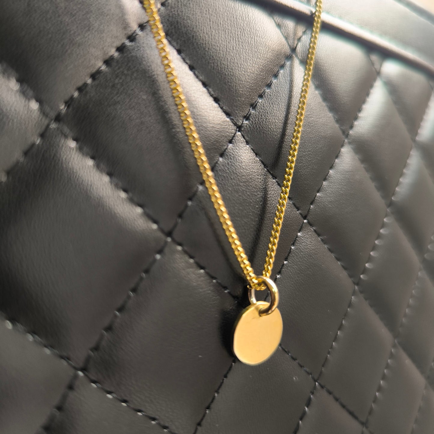 Collar clásico placa en oro de 18k