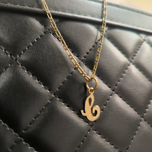 Collar con letra personalizada en oro de 18k