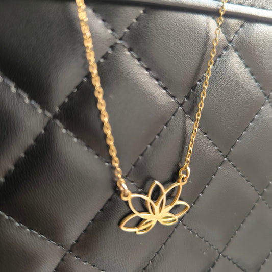 Collar flor de loto en oro de 18k